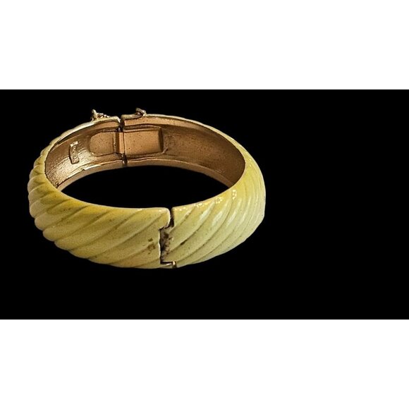 TRIFARI CANARY YELLOW ENAMEL HINGED BANGLE BRACELET 1960s Vintage 7" EUC RARE - Picture 14 of 16
